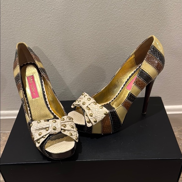 Betsey Johnson Cream and Brown High-Heeled Pumps with Bow GUC - Picture 5 of 5